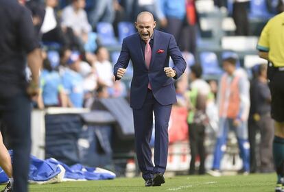 Jémez durante un partido de liga con Cruz Azul.