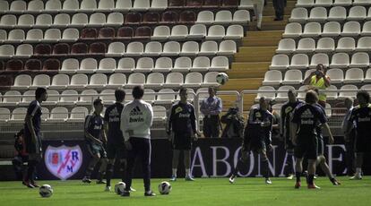 Los jugadores del Madrid pelotean en el césped.