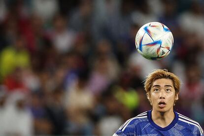 Junya Ito observa el balón durante el partido de octavos de final entre Japón y Croacia. 