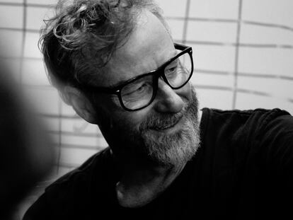 Matt Berninger sonríe con la satisfacción del que ve que las cosas salen bien sin necesi- dad de ningún plan.