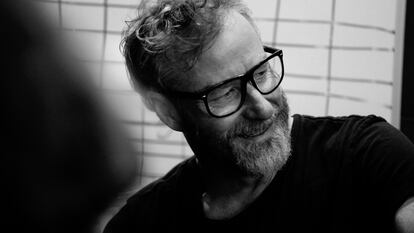 Matt Berninger sonríe con la satisfacción del que ve que las cosas salen bien sin necesi- dad de ningún plan.