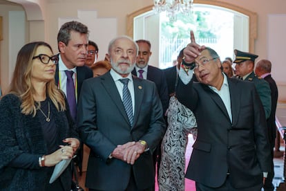 Luiz Inácio Lula da Silva y Gustavo Petro en un recorrido guiado para conocer los diferentes espacios de la Casa de Nariño en Bogotá, previo a la cumbre.