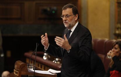 El presidente del Gobierno en funciones, Mariano Rajoy, responde a la intervención del portavoz del PSOE, Antonio Hernando.
