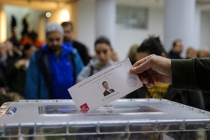 Una persona vota por Imamoglu en las primarias del CHP, este domingo en Estambul. 