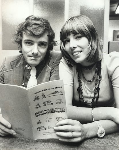 Tony y Maureen Wheeler retratados en noviembre de 1973 con la segunda guía Lonely Planet ‘Across Asia on the Cheap’, publicada en castellano como ‘El Sureste asiático para presupuestos reducidos’ y conocida como ‘La Biblia amarilla del viajero’.