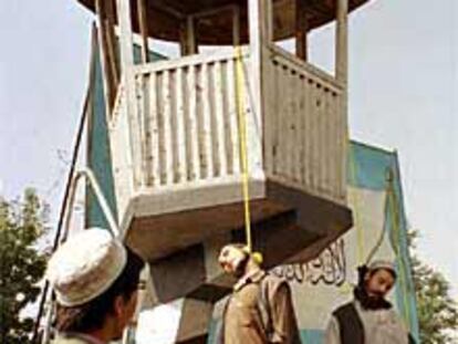 Dos de los cuatro hombres ejecutados por los talibán en Kabul.