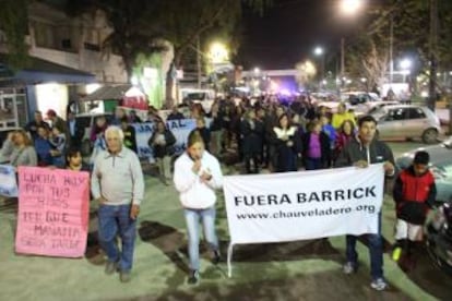 El viernes por la noche, los asambleístas han vuelto a marchar por el pueblo.