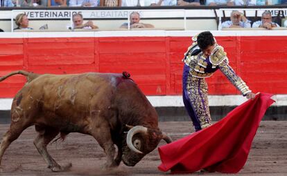 Leo Valadez torea al natural al toro Cotorrito.