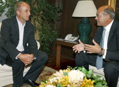 El ministro de Industria, Miguel Sebastián, con el presidente de la CEOE, Gerardo Díaz Ferrán.