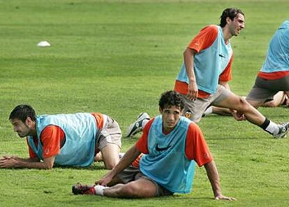 Corradi, en primer término; Fiore, agachado, y Moretti, tres de los fichajes italianos de Ranieri, en el entrenamiento del Valencia en Paterna.