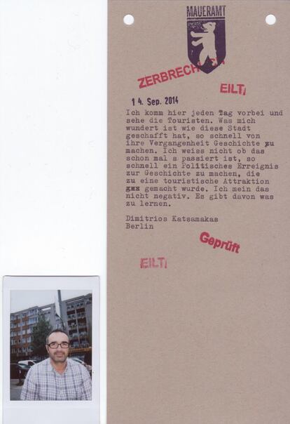 Dimitrios Katsamakas (Berlín): "Paso por aquí cada día y veo los turistas. Y lo que me maravilla es cómo ha conseguido esta ciudad hacer tan rápidamente historia de su pasado. No sé si esto ha ocurrido ya antes, que tan velózmente un acontecimiento político se convirtiera en Historia, en una atracción turística. No lo digo en plan negativo. Hay una lección para aprender"