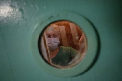 Años atrás, los habitantes de Svitlodarsk acudían a los hospitales del interior de la región. Ahora, la pandemia provoca que los pacientes del interior sean trasladados cerca del frente. 