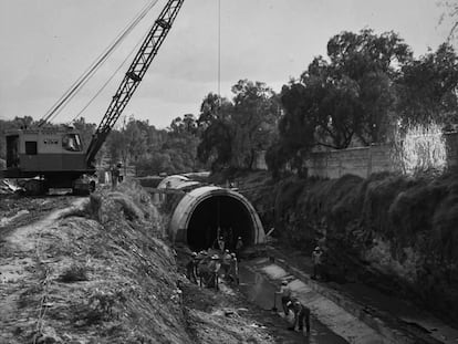 Trabajadores realizan obras de entubamiento del Canal del Tornillo, en Naucalpan, Estado de México. Septiembre de 1976.