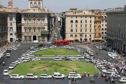 Los taxistas han bloqueado la plaza de Venecia de Roma para protestas contra la nueva ley que liberalizará el sector.