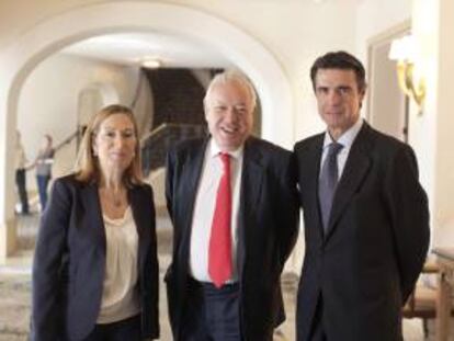 La ministra de Fomento, Ana Pastor (i); el ministro de Asuntos Exteriores, José Manuel García-Margallo (c), y el de Industria, José Manuel Soria (d), posan con motivo de su participación en el XVIII Foro Estados Unidos-España, que se celebra hoy en Santa Bárbara, California (Estados Unidos).