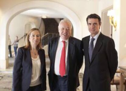 La ministra de Fomento, Ana Pastor (i); el ministro de Asuntos Exteriores, José Manuel García-Margallo (c), y el de Industria, José Manuel Soria (d), posan con motivo de su participación en el XVIII Foro Estados Unidos-España, que se celebra hoy en Santa Bárbara, California (Estados Unidos).