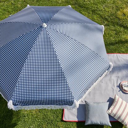 En Roma, las mujeres ricas se protegían del sol con 'umbraculum', a menudo en desfiles religiosos o en banquetes al aire libre. En la imagen, sombrilla con flecos y estampado vichy Aline, de La Redoute.