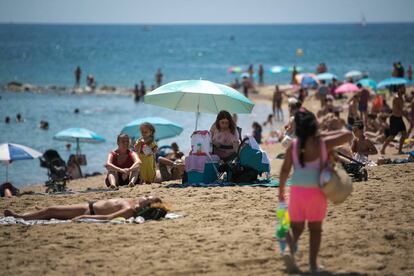 Ambiente en la playa de la Barceloneta. El Ayuntamiento de Barcelona reducirá un 15% el aforo de sus playas para evitar la acumulación de personas.