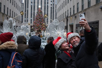 Turistas se toman una 'selfie' frente al rbol navide?o del Centro Rockefeller, este martes en Manhattan, Nueva York.