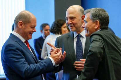 De izquierda a derecha, el ministro de Finanzas alemán, Olaf Scholz; el comisario europeo de Asuntos Económicos, Pierre Moscovici; y el ministro griego de Finanzas, Euclid Tsakalotos, en una reciente reunión del Eurogrupo.