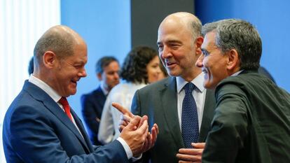 De izquierda a derecha, el ministro de Finanzas alemán, Olaf Scholz; el comisario europeo de Asuntos Económicos, Pierre Moscovici; y el ministro griego de Finanzas, Euclid Tsakalotos, en una reciente reunión del Eurogrupo.