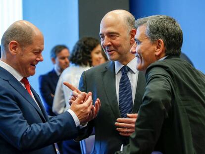 De izquierda a derecha, el ministro de Finanzas alemán, Olaf Scholz; el comisario europeo de Asuntos Económicos, Pierre Moscovici; y el ministro griego de Finanzas, Euclid Tsakalotos, en una reciente reunión del Eurogrupo.