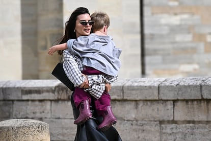 En el mismo desfile Emily Ratajkowski acudió con su hijo en brazos. El pequeño Sylvester Apollo Bear, de tres años, lució una camiseta de adulto sobre sus pantalones.