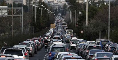 Monumental atasco en uno de los accesos a Atenas