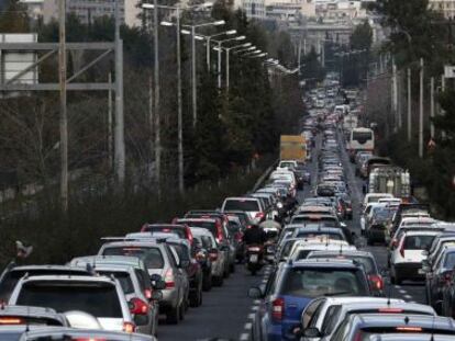 Monumental atasco en uno de los accesos a Atenas