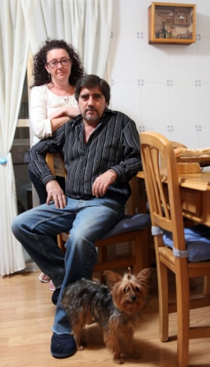 Elena Parrondo y su marido, Jos&eacute; Mar&iacute;a &Aacute;lvarez, en su casa.