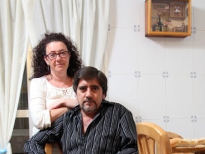 Elena Parrondo y su marido, Jos&eacute; Mar&iacute;a &Aacute;lvarez, en su casa.