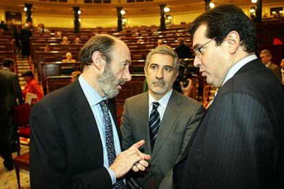 Alfredo Pérez Rubalcaba, Gaspar Llamazares (IU) y Jordi Jané (CiU), en un pleno del Congreso.