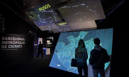 Una de las salas de la exposici&oacute;n del &Agrave;rea Metropolitana en el Disseny Hub de Barcelona.