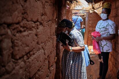 Mambo Santa, activista del centro de salud del campo de refugiados de Dzaleka, situado en el distrito de Dowa, a unos 40 kilómetros de Lilongüe, la capital de Malaui, visita las casas de los vecinos para informar sobre los mecanismos de prevención de la poliomielitis, una enfermedad altamente infecciosa, paralizante y, en ocasiones, mortal, que se puede evitar con una vacuna. 

El Ministerio de Salud de Malaui, coordinado con Unicef, ha trabajado en la inmunización de los niños de cero a cinco años contra la poliomielitis salvaje tipo 1 en todo el país.