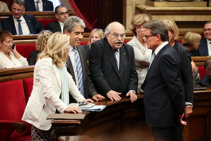 El entonces presidente catalán Artur Mas (derecha), con los consejeros Joana Ortega (izquierda), Francesc Homs y Andreu Mas-Colell, en el Parlament en 2014.