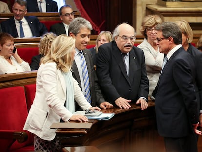 El entonces presidente catalán Artur Mas (derecha), con los consejeros Joana Ortega (izquierda),  Francesc Homs y Andreu Mas-Colell, en el Parlament en 2014.