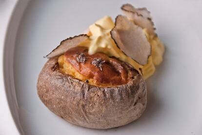 Título poético para un plato que es otra prueba de la valentía de Bottura: "En la cocina, nada está prohibido", exclama y así prepara un postre que está suspendido entre dulce y salado, entre caliente y frío: una patata al horno con su piel, rellena de nata, todo cubierto por láminas de trufa negra.