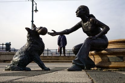 Paseando por la orilla de Pest uno se puede encontrar con la escultura de una joven que juega con su perro a la pelota mientras que un ciudadano espera el tranvía ajeno a la escena. Obra de Dávid Raffay, 2007.