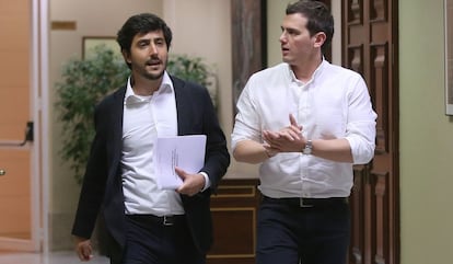 Antonio Rold&aacute;n (izquierda), diputado de Ciudadanos, y Rivera, en el Congreso.