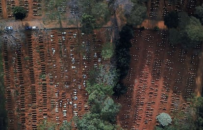 Imagen realizada con dron del cementerio de Vila Formosa en São Paulo (Brasil) donde se pueden ver tumbas abiertas y cerradas, durante la pandemia. En toda América Latina han fallecido más de 37.500 personas y se han registrado unos 681.000 contagios de la covid-19.