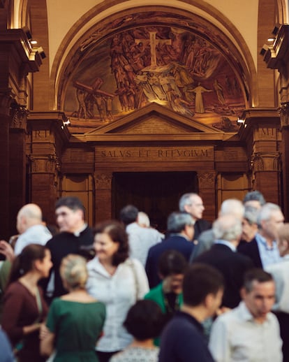 Asistentes a la misa funeral por el fundador de la Obra en la iglesia de San Eugenio, en Roma.