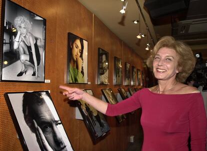 Marisa Paredes, señala sonriente a su retrato, que forma parte la exposición que Jordi Socías reunió bajo el título 'Mirando a las estrellas' en 2001.