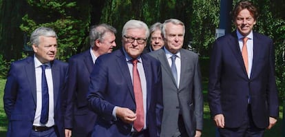 Da esquerda para a direita, o ministro belga Didier Reynders, o de Luxemburgo Jean Asselborn, o alemão Frank-Walter Steinmeier, o italiano Paolo Gentiloni, o francês Jean-Marc Ayrault e o holandês Bert Koenders.