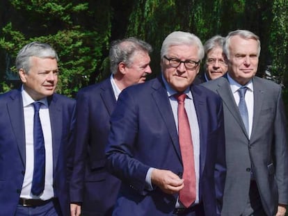 Da esquerda para a direita, o ministro belga Didier Reynders, o de Luxemburgo Jean Asselborn, o alemão Frank-Walter Steinmeier, o italiano Paolo Gentiloni, o francês Jean-Marc Ayrault e o holandês Bert Koenders.