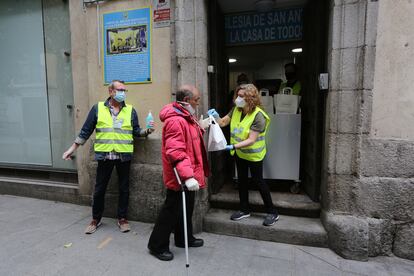 Una persona recoge una bolsa con alimentos en Madrid, el 13 de mayo, durante el confinamiento.