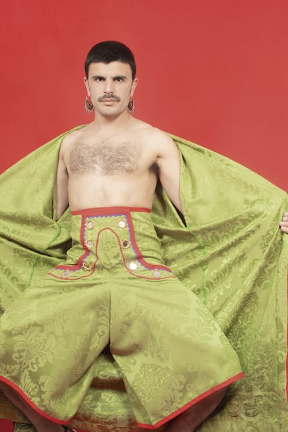 Rodrigo Cuevas lleva pantalones de Made by Kös confeccionados en tela adamascada.