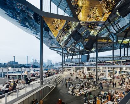 La singular cubierta del nuevo mercado de Els Encants, obra de Fermín Vázquez (b720 Arquitectos), es uno de los iconos barceloneses de la última hornada. Emplazado en la plaza de las Glorias Catalanas, el mercado callejero ha sido fotografiado por Gregori Civera para la exposición 'Barcelona_file_01', abierta el jueves 10 y que se podrá ver hasta el día 28 en la galería barcelonesa The Folio Club (calle de Roc Boronat, 37, Pueblo Nuevo), en el distrito tecnológico 22@.