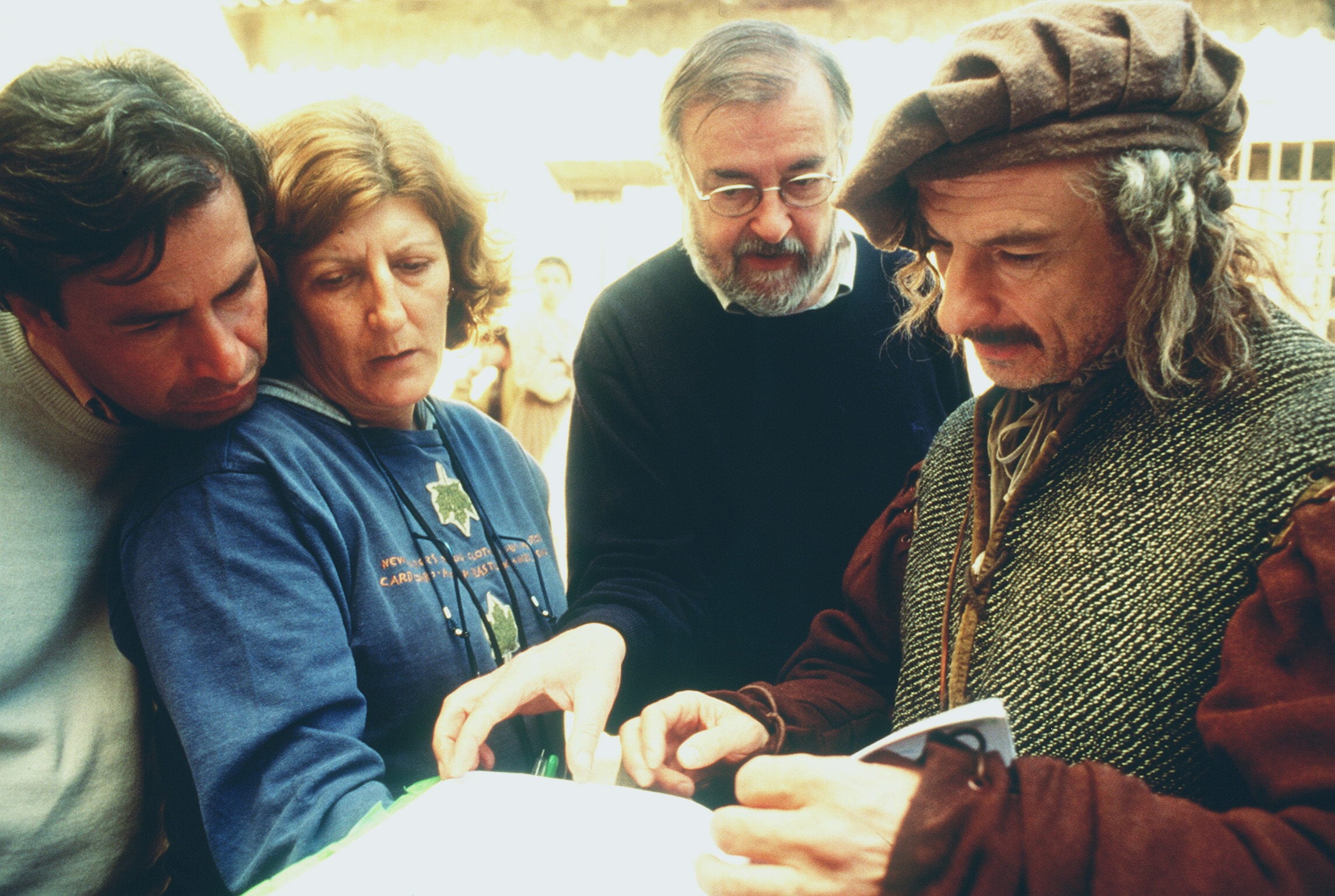 José Luis García Sánchez, en el centro, y el actor Rafael Álvarez 'El Brujo', durante el rodaje de 'Lázaro de Tormes'.