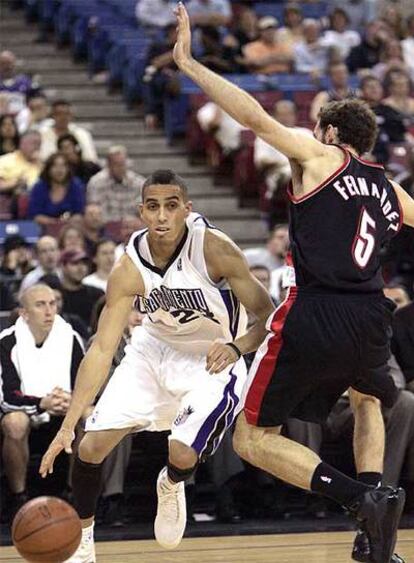 Rudy trata de frenar el avance de Martin.