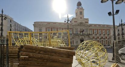 Las piezas del &aacute;rbol durante su montaje en la Puerta del Sol este mi&eacute;rcoels.